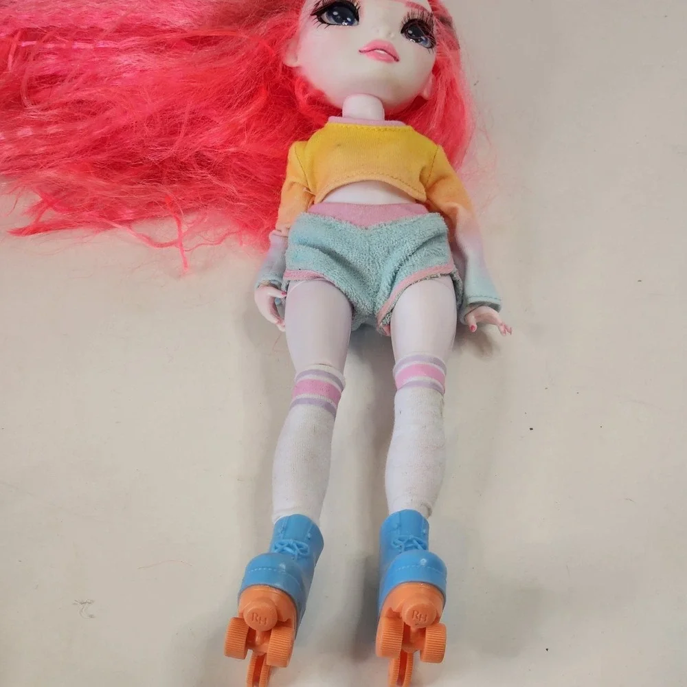 Rainbow High Priscilla Perez Doll Pink Hair Mismatched Simone Outfit Skates